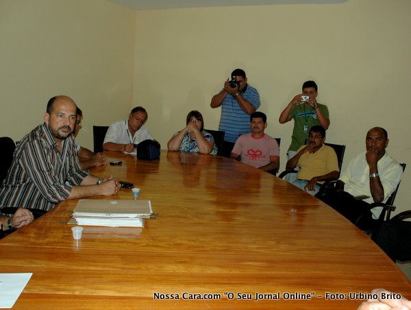 Aqui o prefeito Robeiro Oliveira, reunido com os apicultores para tratar da retomada do projeto 