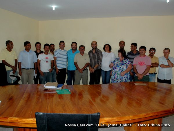 O prefeito Rob&eacute;rio Olveira posa para a imprensa presente na reuni&atilde;o juntamente com os apicultores
