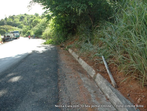 O caminh&atilde;o come&ccedil;ou a se perder aqui subindo no barranco e quebrando a placa de sinaliz&ccedil;&atilde;o