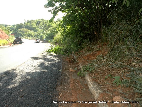 Aqui ele subiu at&eacute; certa altura no barranco e depois atravessou a pista em dire&ccedil;&atilde;o ao outro lado da pista