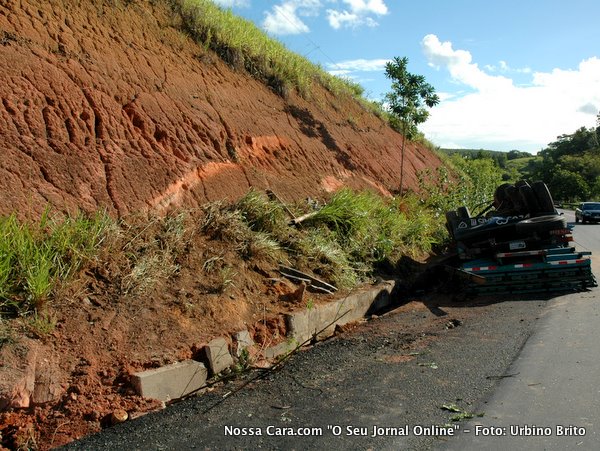 Vejam as marcas at&eacute; onde o caminh&atilde;o no barranco vindo a capotar na lateral da pista