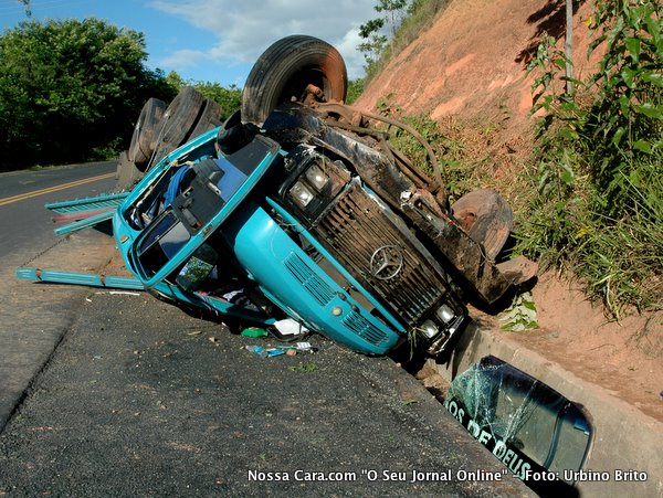 Vendo aqui o estado em que o caminh&atilde;o ficou custamos a acreditar que o motorista saiu ileso apenas com escoria&ccedil;&otilde;es