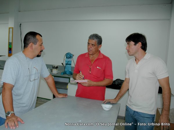 Aqui o nosso companheiro Teoney Guerra conversa com os professores Guilermo (a esquerda) e Eduardo (a direita) que explicam como funciona a condu&ccedil;&atilde;o da pesquisa