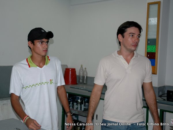 Nesta imagem o aluno bolsista Lucas de Oliveira (de bon&eacute;) e o porfessor Eduardo Dultra orientador da pesquisa