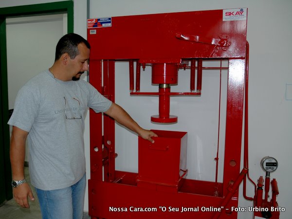 Aqui o professor Guilermo nos mostra a prensa onde os blocos de concreto s&atilde;o submetidos a press&atilde;o extrema