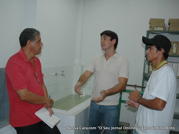 Aqui o professor Eduardo Dultra e o aluco Lucas explicam a Teoney Guerra todo o desenvolvimento da pesquisa 
