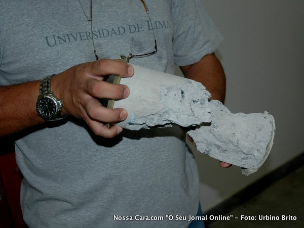 Nesta foto o professor Guilermo faz uma demonstra&ccedil;&atilde;o para a nossa equipe do concreto ap&oacute;s ser submetido a prensa 