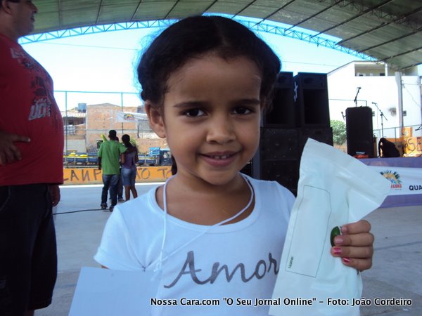 Isabele, com o kit de Saúde Bucal nas mãos