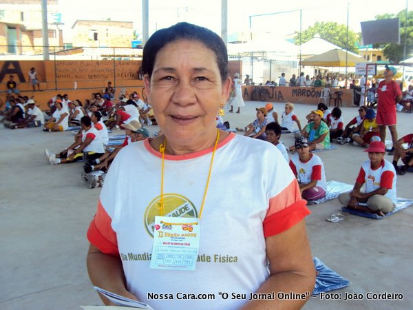 Dona Zenaide Novais, na quadra, praticando exercícios