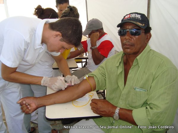 Seu Edvaldo dos Santos, em coleta de sangue, para exames.