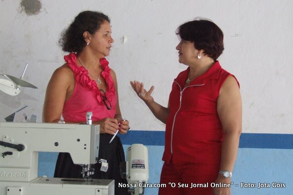 A assistente social da Veracel Izabel Bianchi conversa com Maria Menzes