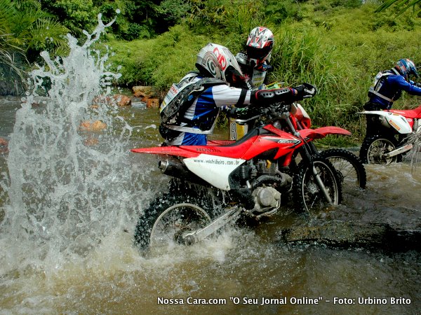 Pilotos atravessam o c&oacute;rrego da Sapucaeira durante a primeira parte da prova