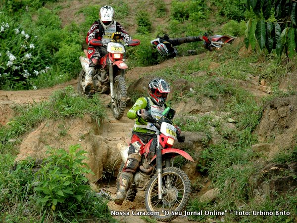 Pilotos enfrentam na segunda parte da prova a terrivel eros&atilde;o da fazenda da Maria Menezes ao fundo momento em que um piloto cai com sua moto