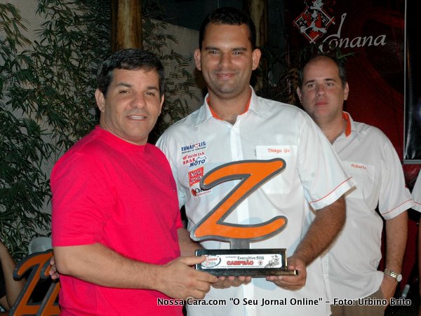 Edurado Bathomarco (Aurora) um icone do motociclismo na regi&atilde;o v&aacute;rias vezes Campe&atilde;o do Cerapi&oacute;, recebe do atual Campe&atilde;o Bahiano Thiago Gava o trof&eacute;u de Campe&atilde;o da categ&oacute;ria Executiva