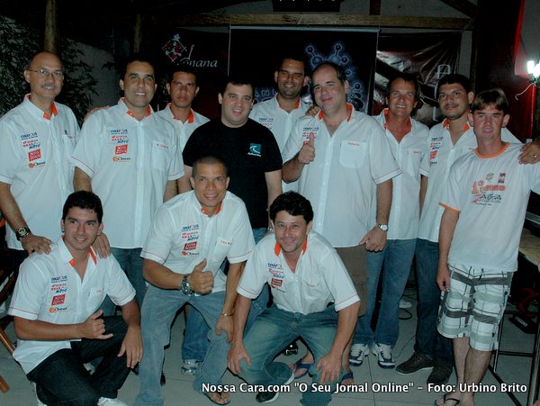 Aqui toda a diretoria do Zaga Moto Clube posa com Z&eacute; do R&aacute;dio (camisa preta) presidente da FBM