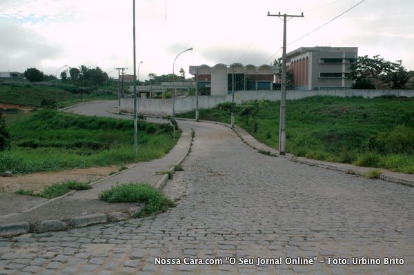 Aqui &eacute; a entrada do col&eacute;gio eu estou em p&eacute; na conflu&ecirc;ncia da rua todo este trecho da Av. At&eacute; o col&eacute;gio a noite parace breu eu estive l&aacute; de carro e n&atilde;o tive coragem de parar