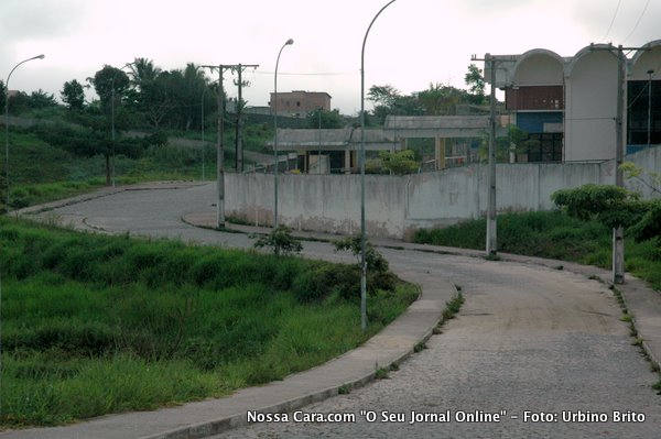 Come&ccedil;a a escurid&atilde;o da esquina do muro do col&eacute;gio at&eacute; a Av. Europa