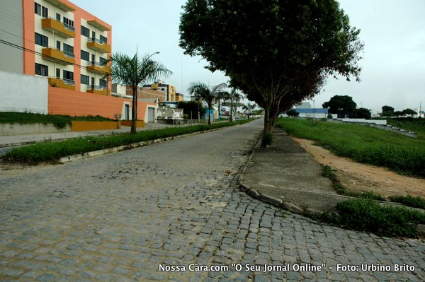 Daqui da entrada do col&eacute;gio a Av. Europa tamb&eacute;m esta com uma parte as escuras at&eacute; a AGS Locadora pois duas lampadas est&atilde;o quebradas