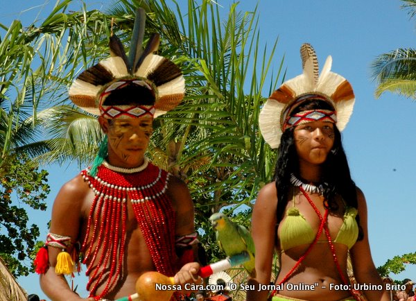 Aqui o casal usa o tradicional Cocar de penas que nestes tempos est&atilde;o cada vez mais dificil de encontrar