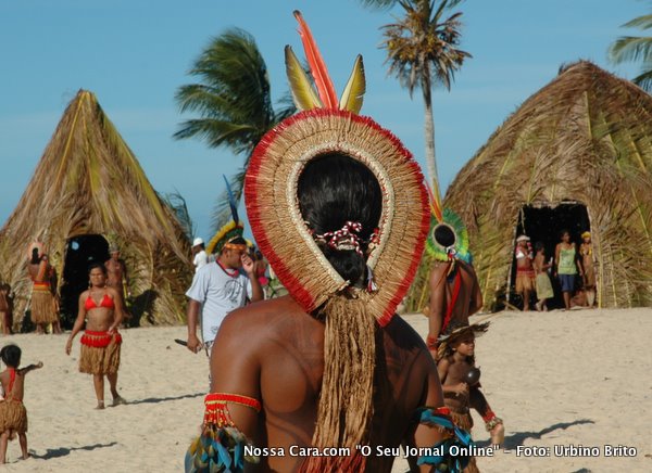 O Cocar de palha de Taboa que os homens da tribo usam &eacute; bem alongado na parte de tras e ainda tem um adorno de fibras de &aacute;rvores (embira)