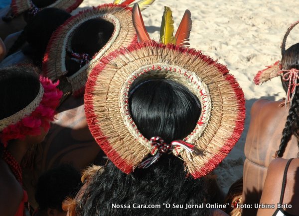 Aqui o Cocar feminino de palha de Taboa visto por tras &eacute; mais curto que o masculino