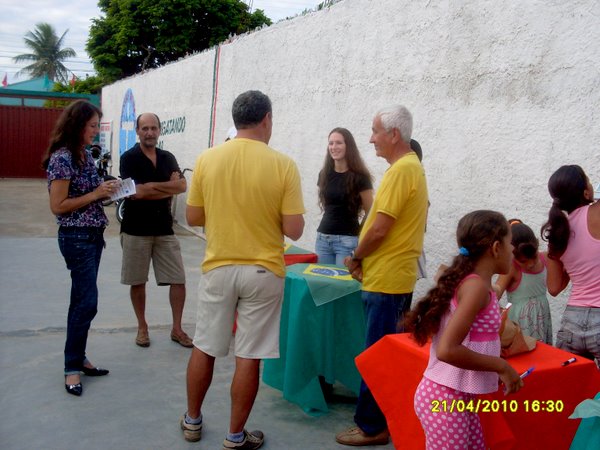 Valmir Feij&oacute; (de cabelos brancos) conversa com empres&aacute;rios e amigos do projeto