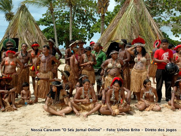 &Iacute;ndios se aglomeram am volta da arena para assistir as apresenta&ccedil;&otilde;es de seus parentes