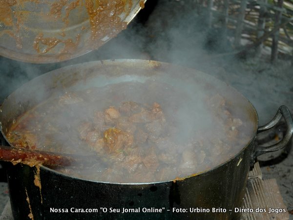 Vistamos a cozinha e registramos uma enorme panela cheia de carne para alimentar os gerreiros depois das provas