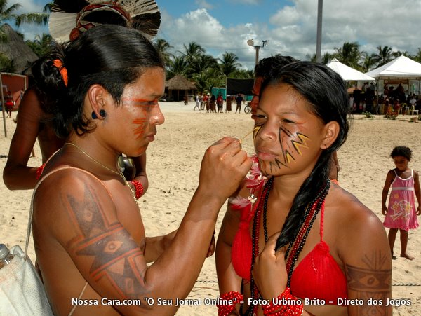 Jovem &iacute;ndia sendo pintada para o desfile da Ir&ecirc; Baixu (mo&ccedil;a bonita)