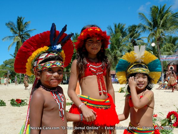 T&ecirc;s crian&ccedil;as ind&iacute;genas abrem o desfile 