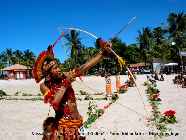 Aqui uma das participantes do desfile faz uma exibi&ccedil;&atilde;o de Arco e Flexa que faz parte do ritual dos desfile