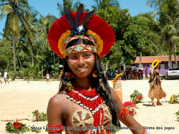 Aqui a &iacute;ndia Araruana a vencedora do desfile da equipe Jonpek da Ald&eacute;ia da Jaqueira 