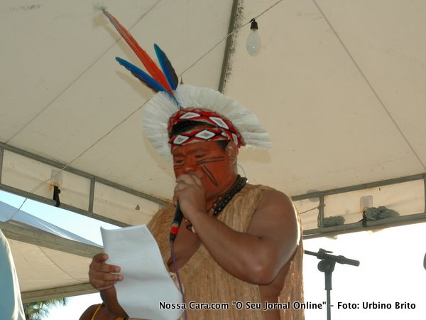 O Cacique Aru&atilde; da Aldeia de Coroa Vermelha l&ecirc; uma manifesto do dia do &iacute;ndio onde ele fala sobre as quest&otilde;es ind&iacute;genas