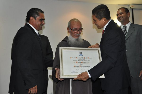 Frei Miguel recebe título das m&atilde;os do prefeito de Porto Seguro Gilberto Abade