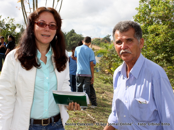 A biol&oacute;ga Geane Miranda e Jos&eacute; Airton Figueiroa supervisionaram e orientaram os estudantes no plantio das &aacute;rvores