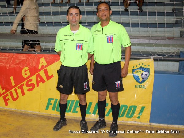O &aacute;rbitro eunapolitano Elieliton (direita ao lado do escudo da CBFS) que em breve vai integrar os quadros da Confedera&ccedil;&atilde;o Brasileira de Futsal