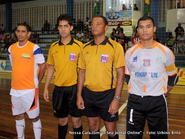 Da esq/direita o capit&atilde;o (Seabra), Maico Morato (1&ordm; &aacute;rbitro), Sequinho (2&ordm; &aacute;rbitro) e Carlos (Eun&aacute;polis)