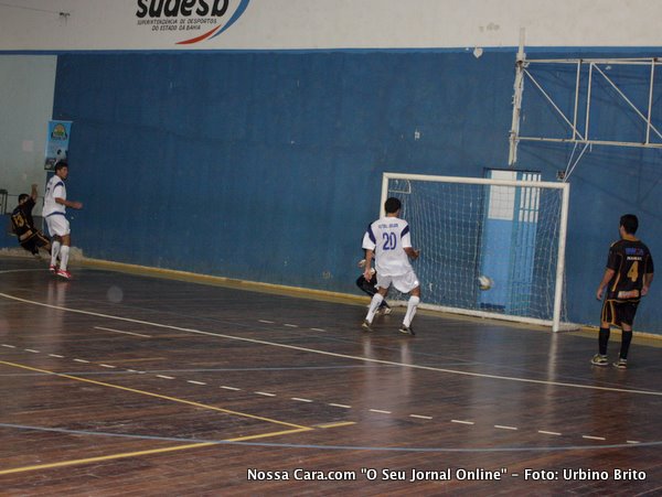 Lance do segundo gol de Eun&aacute;polis Arag&atilde;o chuta da esquerda no cantinho da foto e a bola no fundo do gol da Seabra
