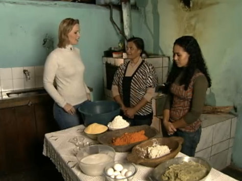 Dona Vicentina e a filha preparam os ingredientes para fazer a broa sendo observada pela rep&oacute;rter do Globo Rural