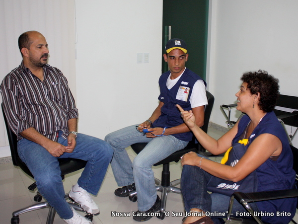 Equipe do IBGE recenseando o prefeito Rob&eacute;rio Oliveira antes de come&ccedil;ar a contagem