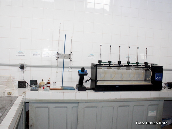 Laborat&oacute;rio onde &eacute; feita a &aacute;nlise da &aacute;gua antes de ser bombeada para a distribui&ccedil;&atilde;o