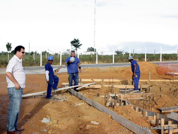 Aylton Lima, gerente da Embasa em Eun&aacute;polis observa o trabalho dos oper&aacute;rios que trabalham na obra da nova esta&ccedil;&atilde;o de tratamento