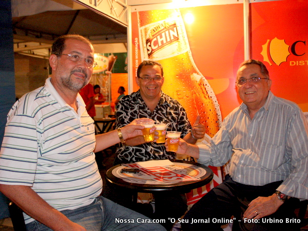 Z&eacute; do Posto (a esquerda), Bilinho (centro) e Jo&atilde;o Bosco (a direita) prestigiando a feira 