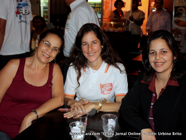 Elizabethe Checon ao centro e amigas na pra&ccedil;a de alimenta&ccedil;&atilde;o