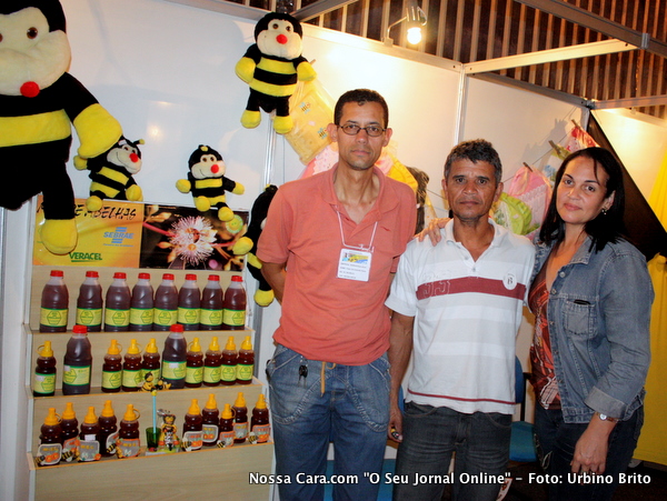 Stand da Assoape membros da associ&ccedil;&atilde;o posam ao lado dos produtos da nossa apicultura