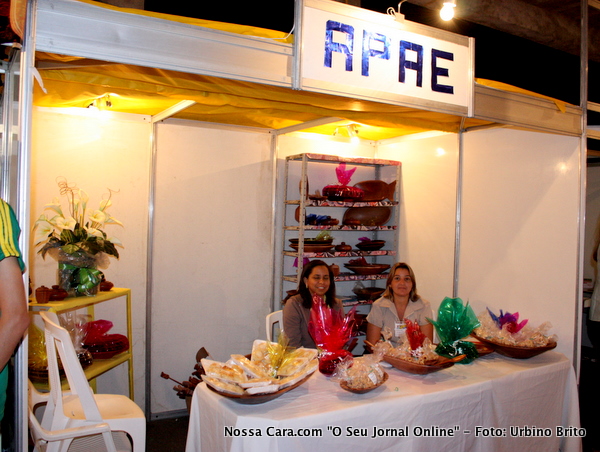Stand da APAE, onde se vende alguns produtos artesanais