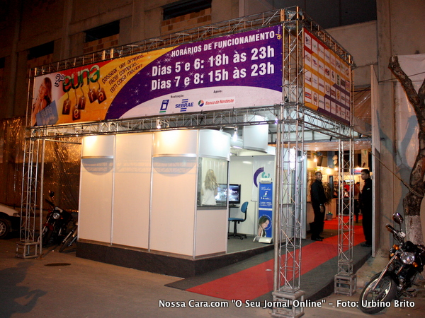 Entrada da feira aten&ccedil;&atilde;o para os hor&aacute;rios de funicionamento