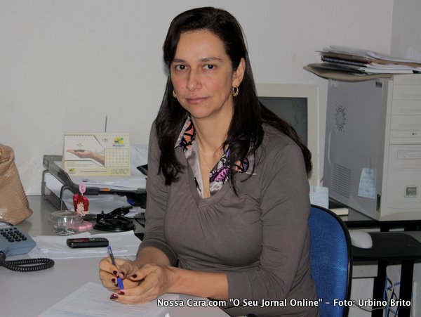A Dra. Cissa recebe a denucia a lavra a ocorr&ecirc;ncia que ser&aacute; entregue uma c&oacute;pia aos denunciantes