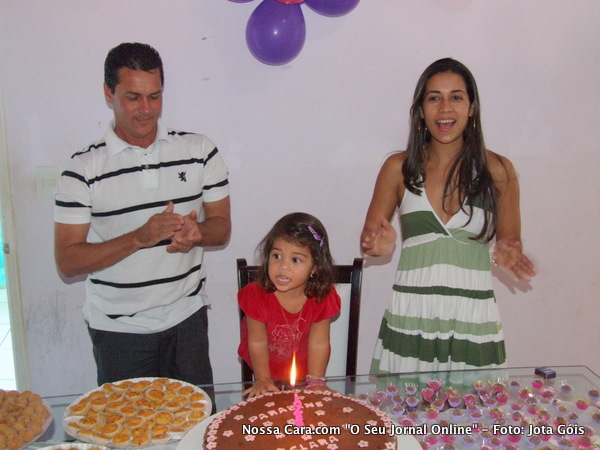 Momento em que Maria Clara com Deldi Ferreira e Audil&eacute;ia sopra a velinha