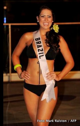22.ago.2010: A miss Brasil D&eacute;bora Lyra posa para fot&oacute;grafos em traje de banho - Foto: Mark Ralston / AFP